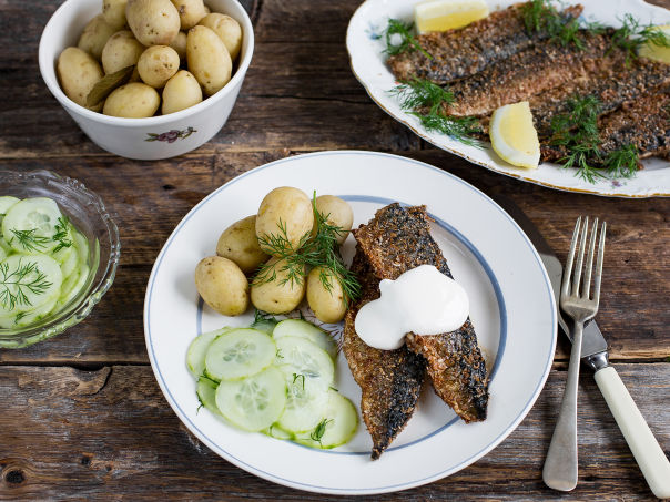 Sprøstekt makrell med agurksalat Sprøstekt makrell med agurksalat