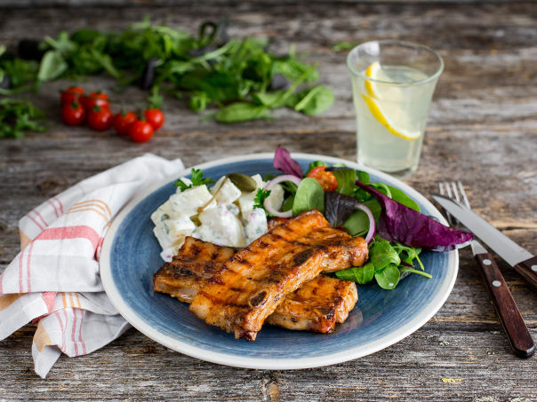 Chilimarinert grillribbe og potetsalat med kefir Chilimarinert grillribbe og potetsalat med kefir