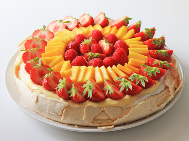 Tropisk pavlova med pasjonsfrukt og kokos Tropisk pavlova med pasjonsfrukt og kokos