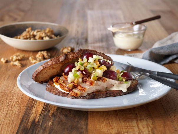 Ribbesandwich med frukt og valnøtter Ribbesandwich med frukt og valnøtter