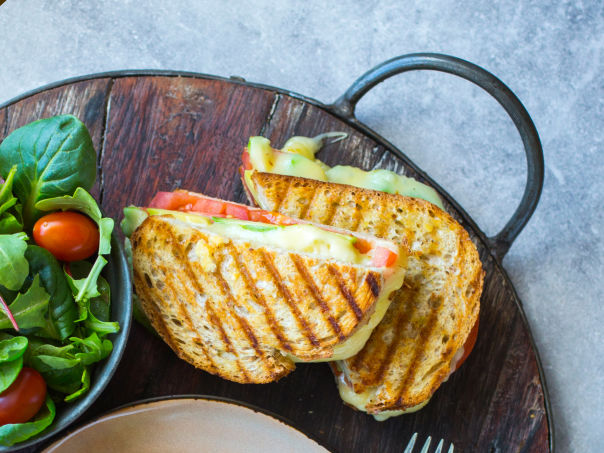 Varm sandwich med tomat, avokado og ost Varm sandwich med tomat, avokado og ost