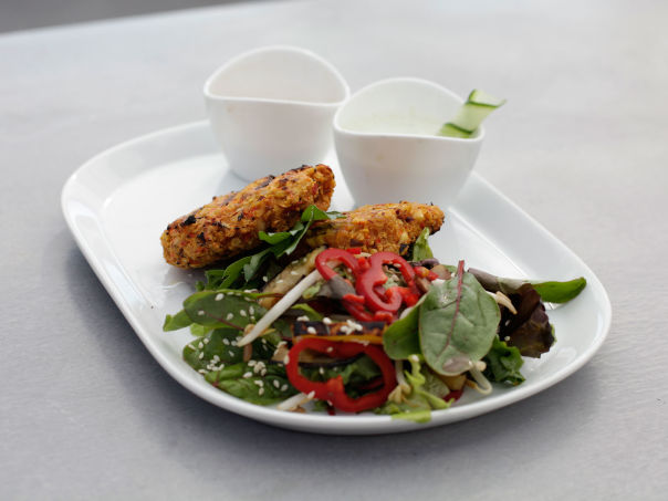 Vegetarburger med asiatisk salat og agurk fusion dressing Vegetarburger med asiatisk salat og agurk fusion dressing