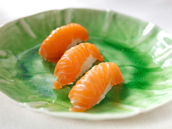 Nigiri sushi med laks Nigiri sushi med laks