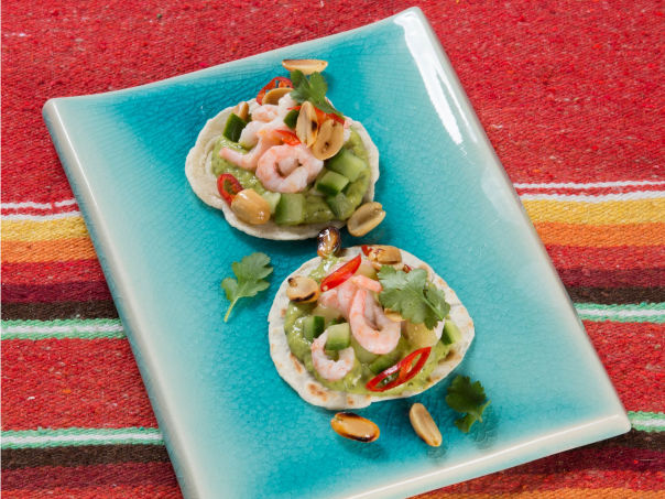 Små reketacos med grønn salsa, agurk- og chilisalat Små reketacos med grønn salsa, agurk- og chilisalat