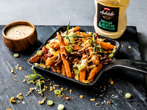 Søtpotet fries med cheddar og jalapeno Søtpotet fries med cheddar og jalapeno