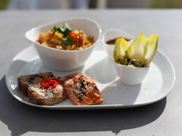 Laks og tunfisk tataki med fennikelsalat, stekte nudler og teriyaki Laks og tunfisk tataki med fennikelsalat, stekte nudler og teriyaki