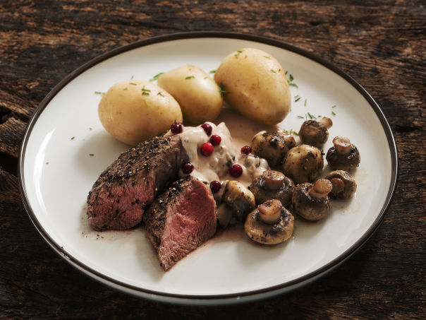 Reinsdyr indrefilet med konjakksaus Reinsdyr indrefilet med konjakksaus