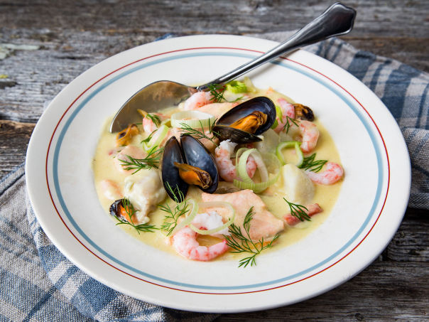 Kremet fiskesuppe med blåskjell og reker Kremet fiskesuppe med blåskjell og reker
