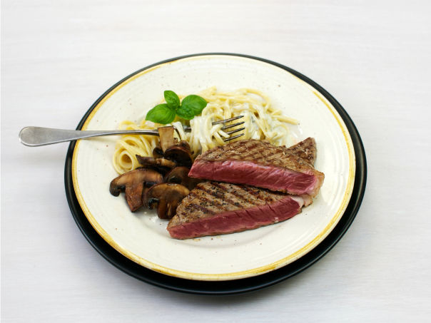 Entrecôtes med sopp og pasta i ostesaus Entrecôtes med sopp og pasta i ostesaus