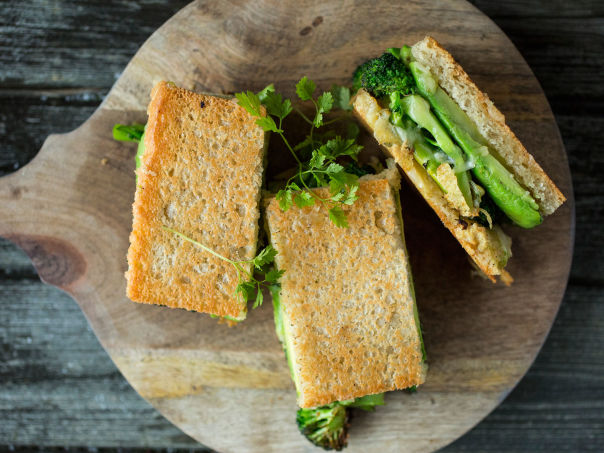 Ostesandwich med brokkoli og avokado Ostesandwich med brokkoli og avokado