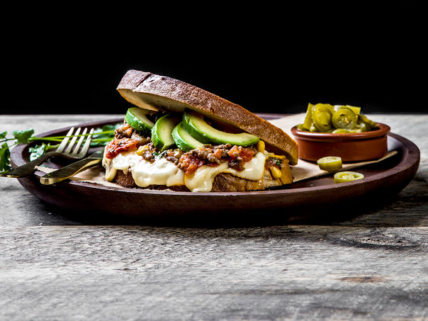Tex-mex-ostesmørbrød med Ridder®, tacokjøttdeig, tomatsalsa og avokado Tex-mex-ostesmørbrød med Ridder®, tacokjøttdeig, tomatsalsa og avokado