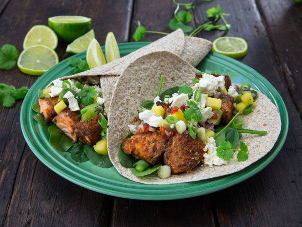 Taco med laks, spinat, frisk salsa og fetaost Taco med laks, spinat, frisk salsa og fetaost