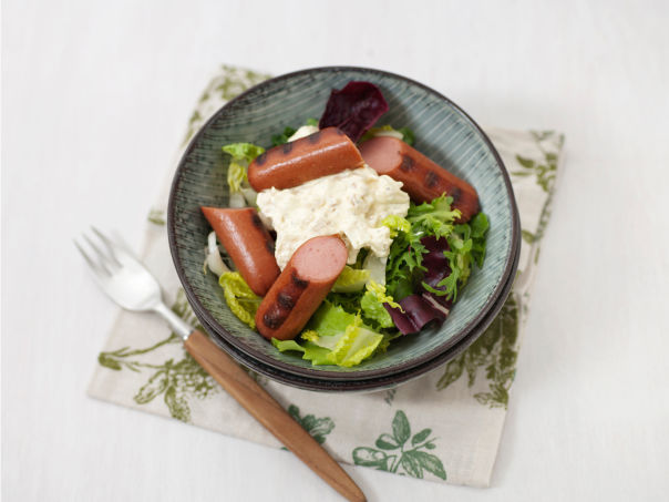 Pølsesalat med eple- og peanøttsaus Pølsesalat med eple- og peanøttsaus
