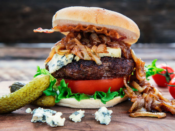 Angusburger med karamellisert løk Angusburger med karamellisert løk