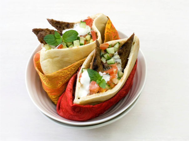 Krydrede kebabspyd i pita Krydrede kebabspyd i pita