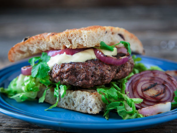 Hamburger i focaccia med grillet løk og aioli Hamburger i focaccia med grillet løk og aioli