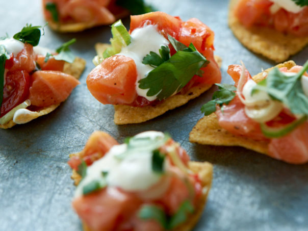 Laksesnacks med rømme og koriander Laksesnacks med rømme og koriander