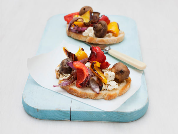 Bruschetta med grillede grønnsaker og fetaost Bruschetta med grillede grønnsaker og fetaost