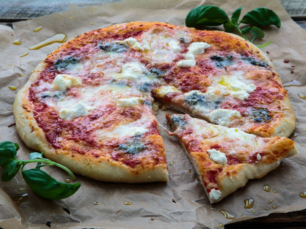 Pizza med fire oster Pizza med fire oster