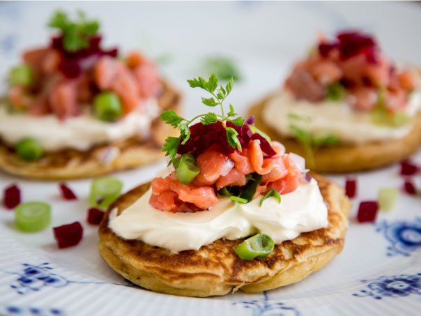 Rugpletter med rakfisk, rømme, vårløk og rødbete Rugpletter med rakfisk, rømme, vårløk og rødbete