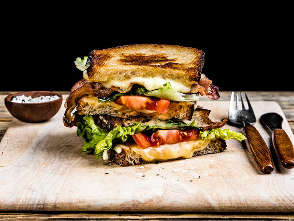 BLT-Ostesmørbrød med Edamer, bacon, tomat og aioli BLT-Ostesmørbrød med Edamer, bacon, tomat og aioli