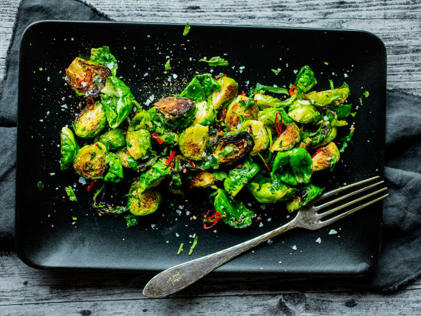 Stekt rosenkål med honning, chili og hvitløk Stekt rosenkål med honning, chili og hvitløk