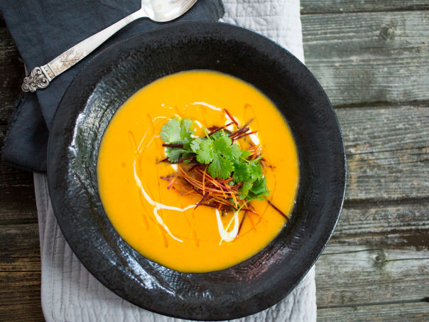 Søtpotet- og gulrotsuppe med ingefær Søtpotet- og gulrotsuppe med ingefær