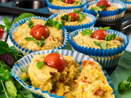 Pynt muffinsene med litt frisk finhakket basilikum. Det både smaker godt og gir fin farge. Grønn salat er sunt og godt ved siden av, og ser dessuten pent ut.