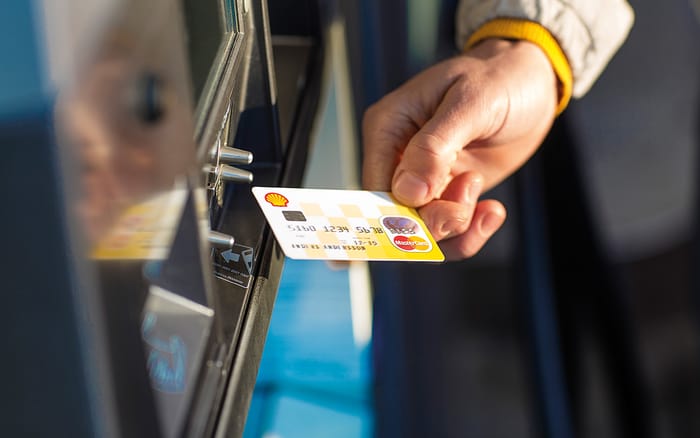 Håns dom stikker Shell MasterCard inn i minibank