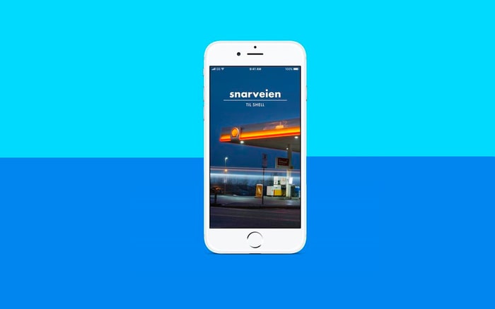 Telefon på blå bakgrunn med bilde av Snarveien-appen