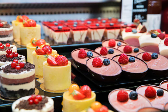 Disk med forfriskende desserter i regnbuens farger