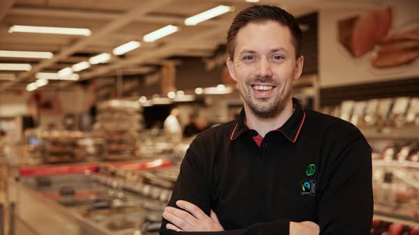 Slik kan SPAR-uniformen se ut med Fairtrade-merket på. Illustrasjonsfoto. Slik kan SPAR-uniformen se ut med Fairtrade-merket på. Illustrasjonsfoto.