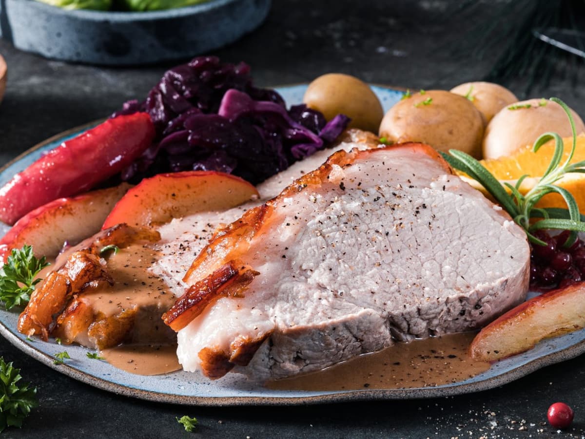 Klassisk skinkestek med tilbehør og saus Oppskrift Meny.no