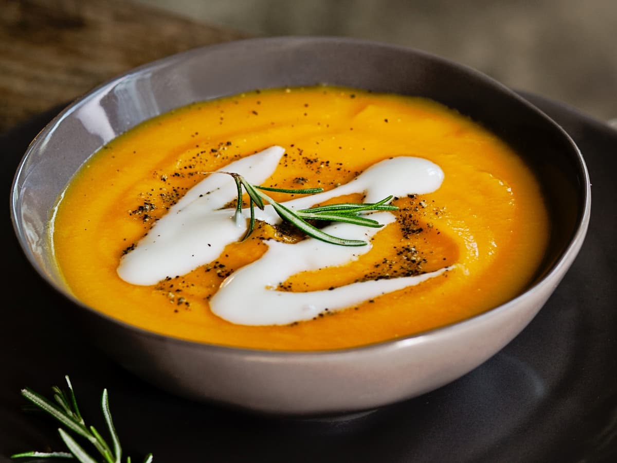 шпинатный крем суп. чечевичный крем суп. тыквенный суп с карри и кокосовым молоком. кокосовый суп пюре. суп чечевичный лазерсон.