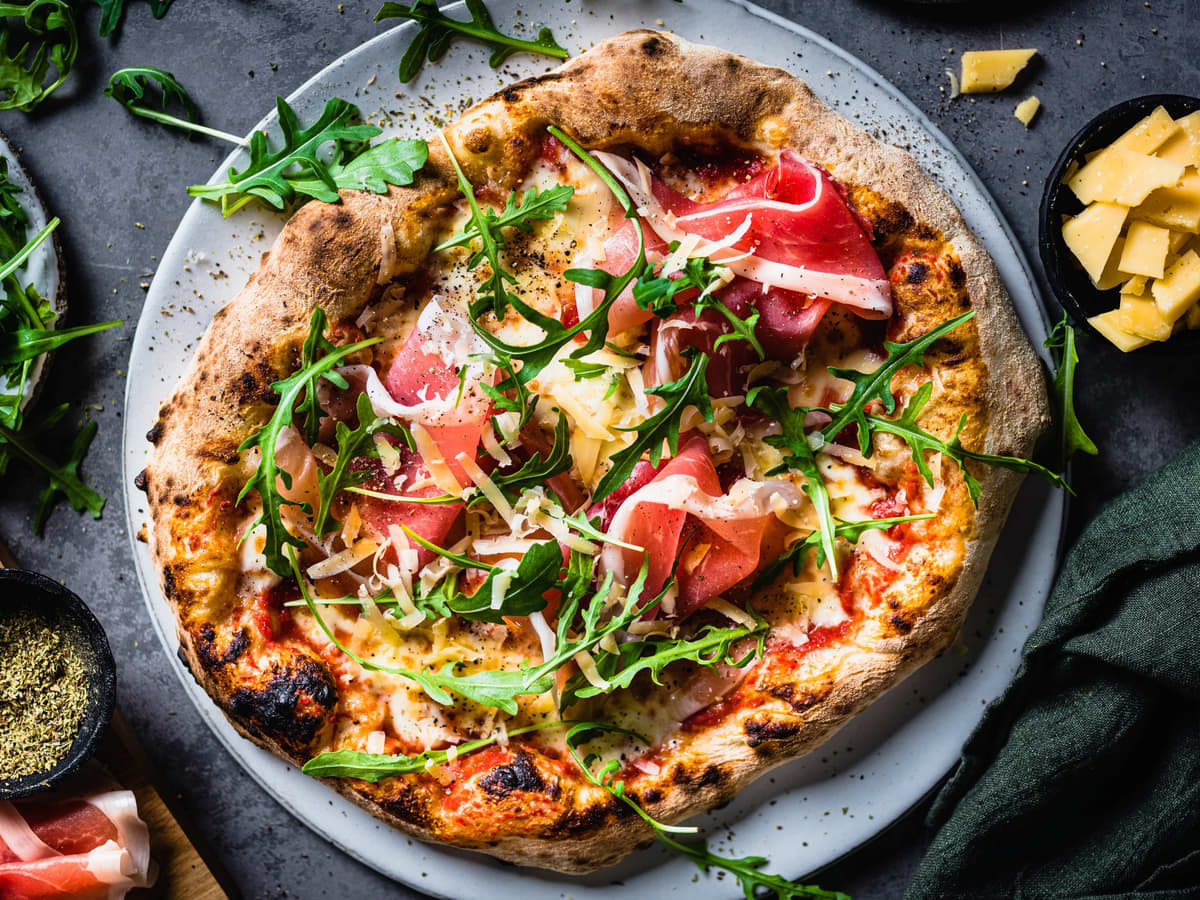 Pizza di Parma Napolitansk pizza Oppskrift Meny.no