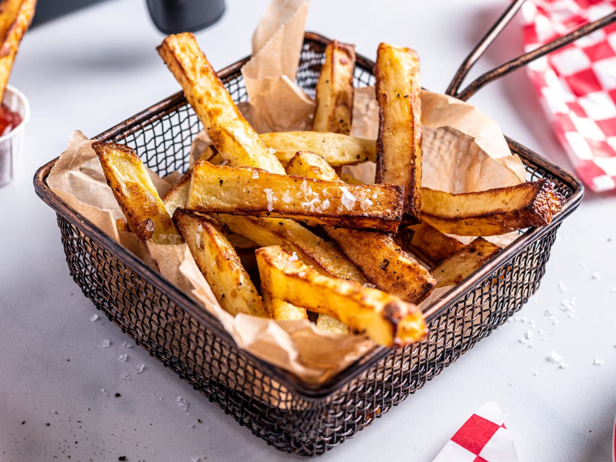 Hjemmelagde pommes frites i airfryer Oppskrift Meny.no