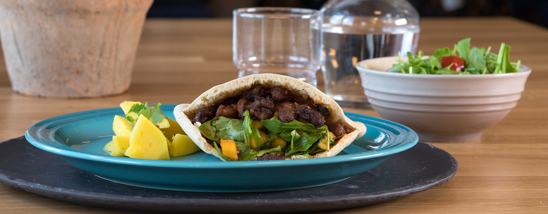 Asiatisk mango- og ruccolasalat i pita med sprøstekte bønner