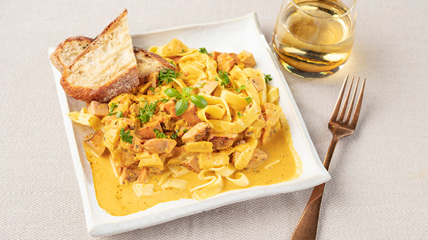 Tagliatelle med kjøttpølse i kremet karrisaus