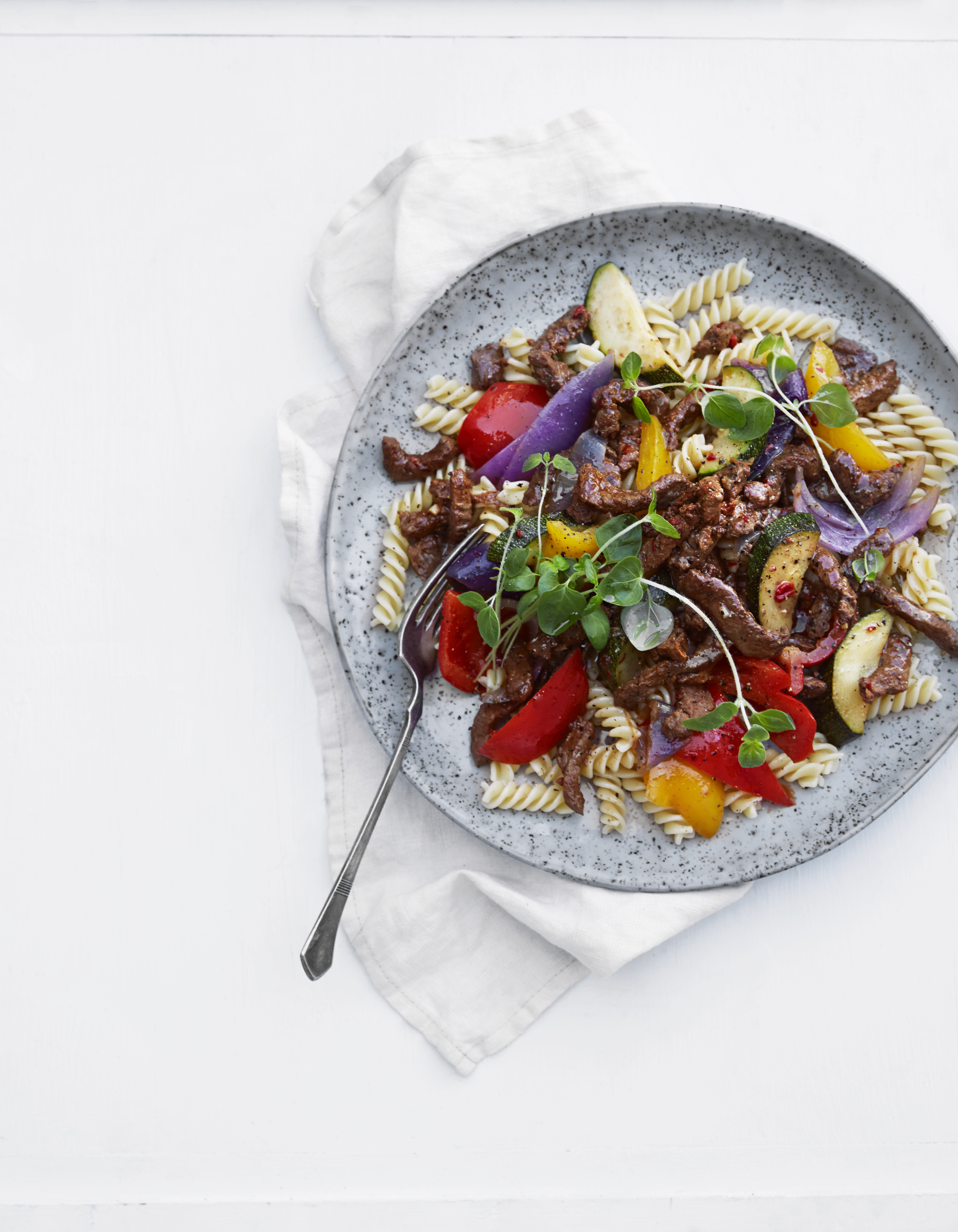 Spicy biffsnadder med fargerike grønnsaker