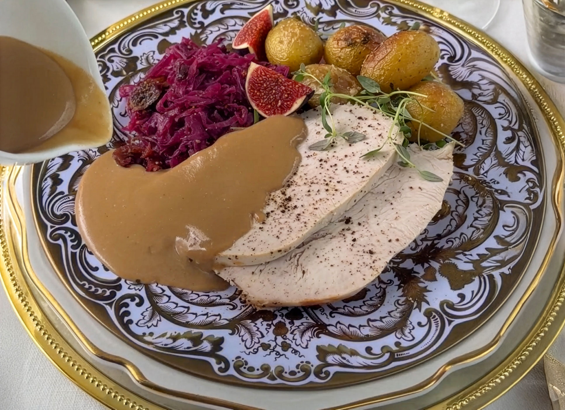 Helstekt kalkunfilet med krydret rødkål, urtebakte poteter og fløtesaus