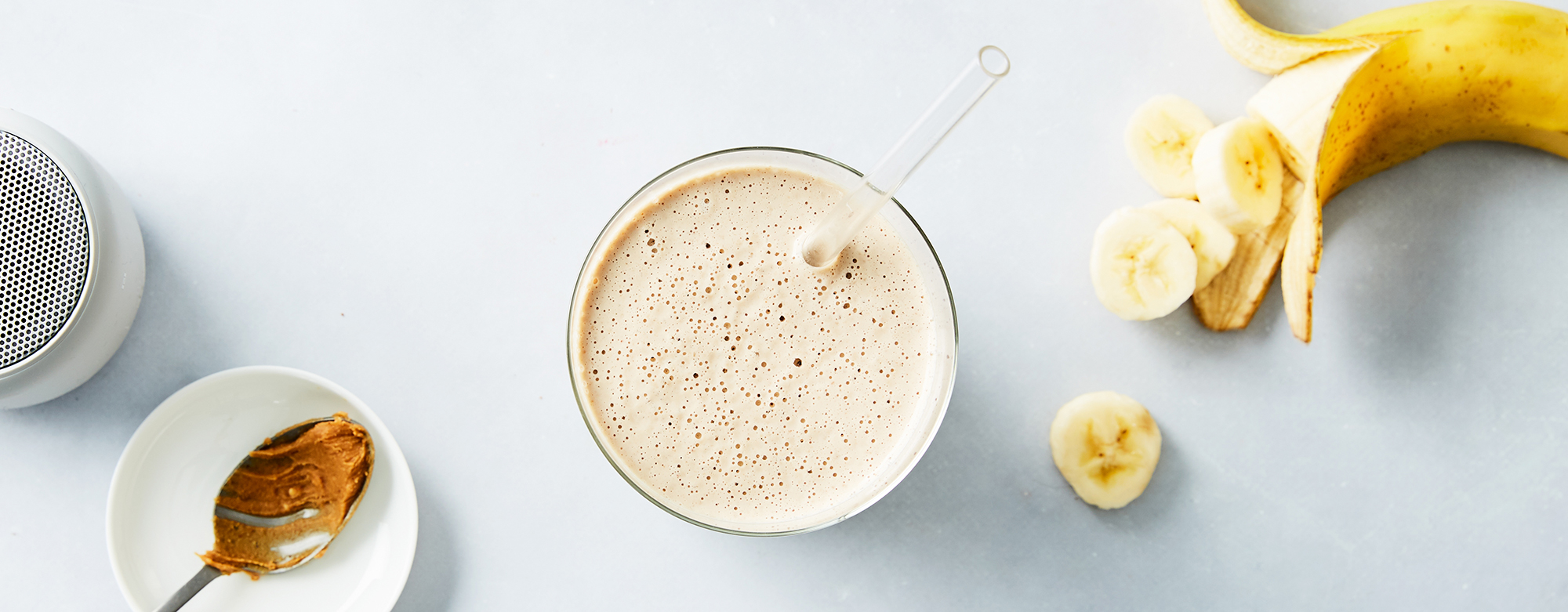 Hvit smoothie med banan, havre og yoghurt