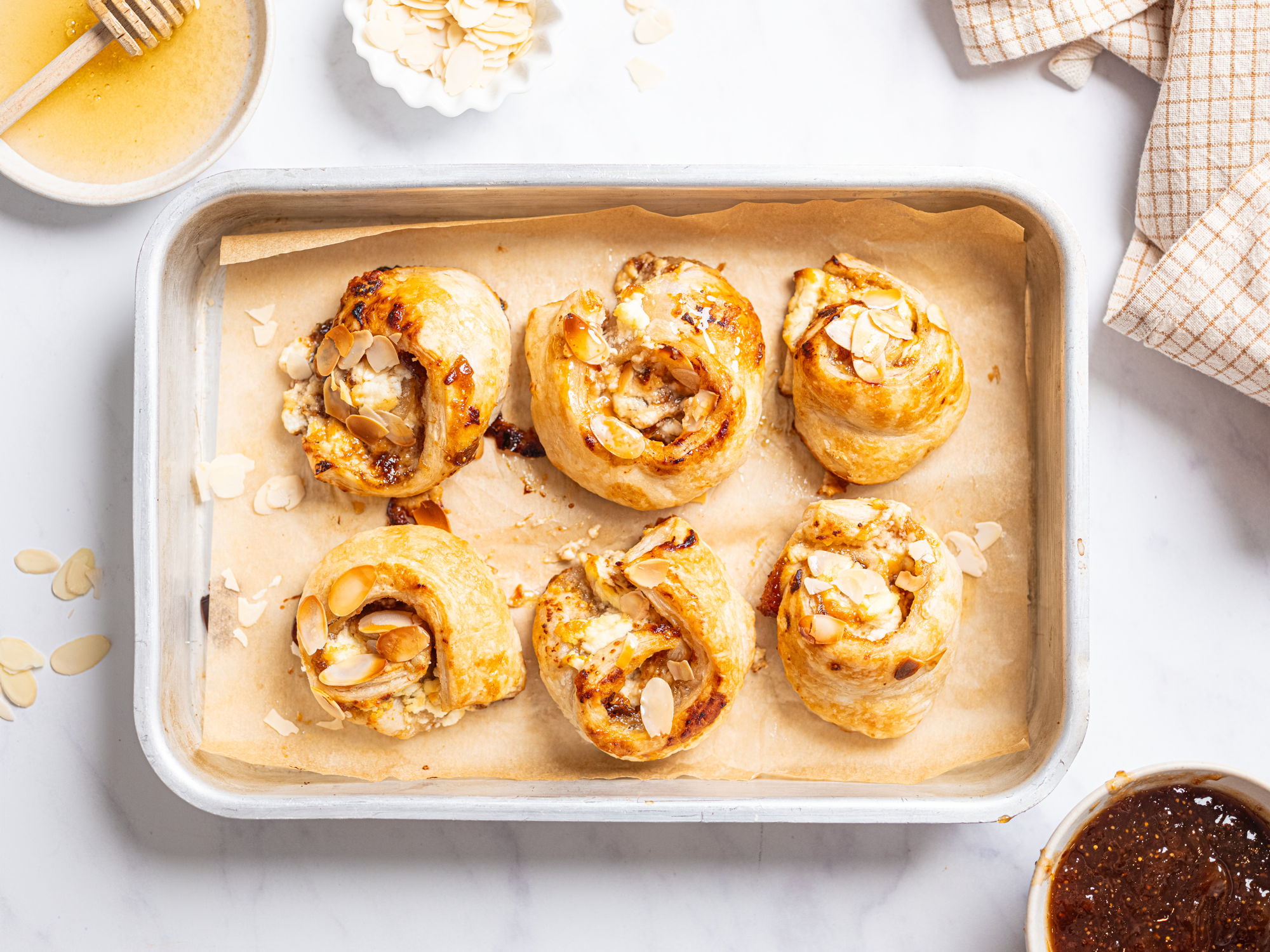 Butterdeigsterter med chevre og fiken