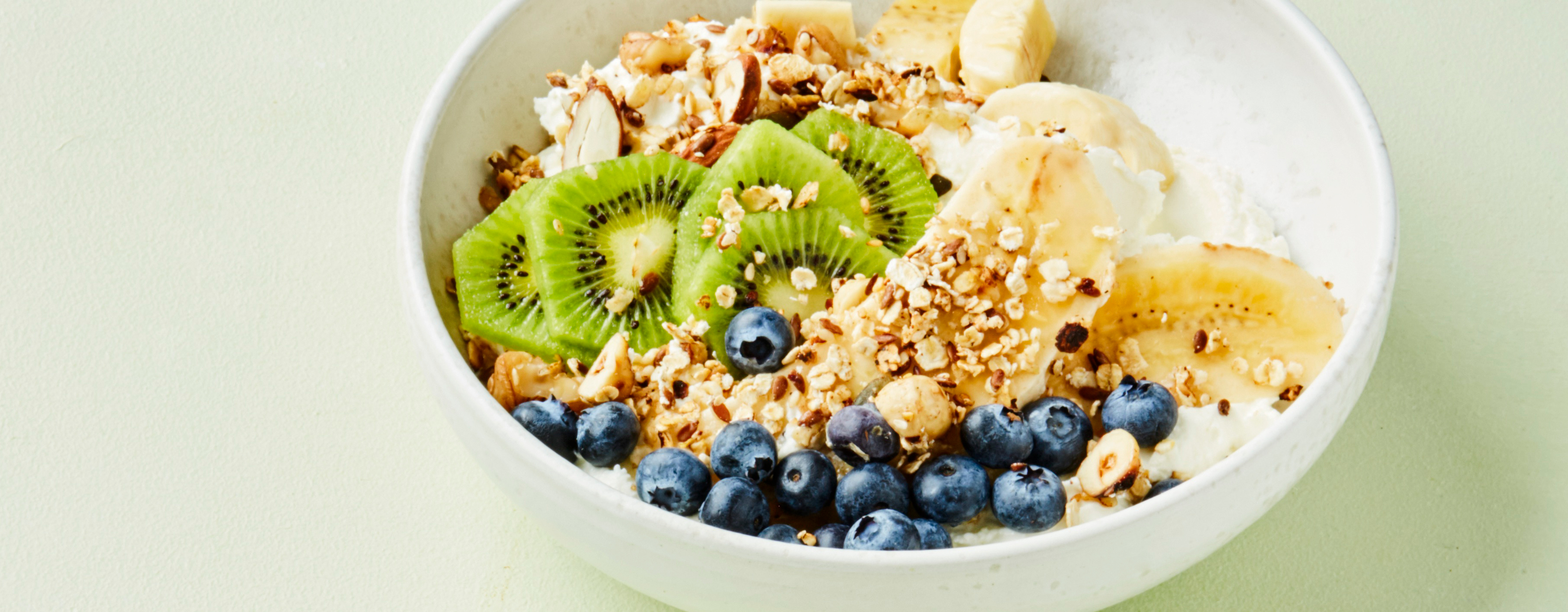Yoghurtbowl med müsli, frukt og bær