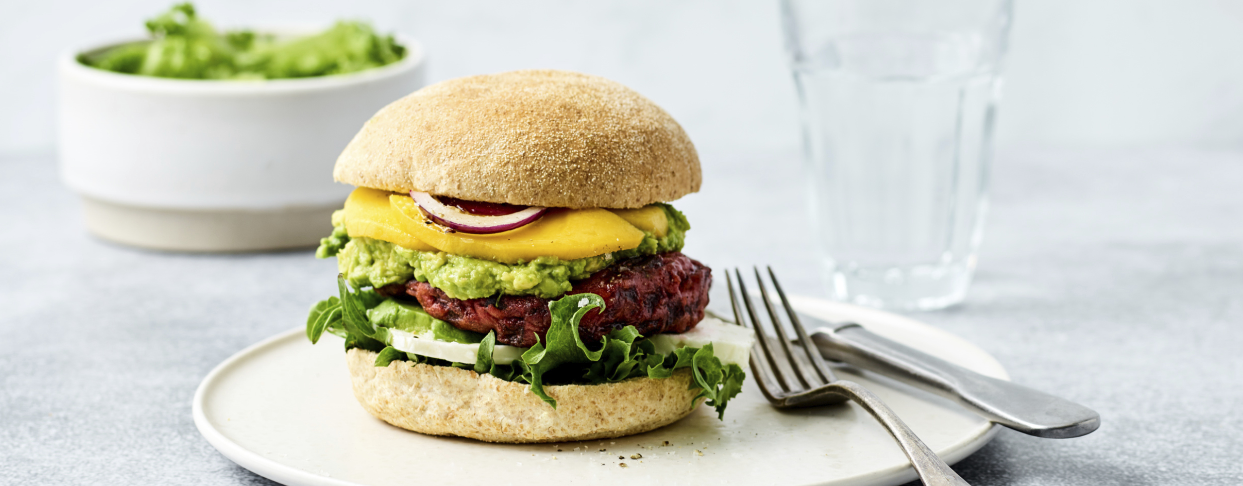 Rødbetburger med avokado og mango