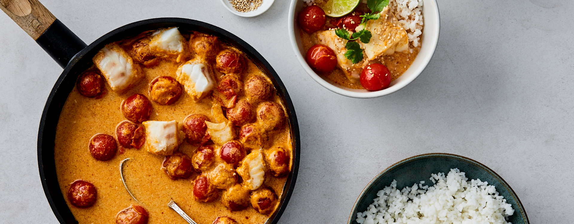Rød torskecurry med cherrytomater