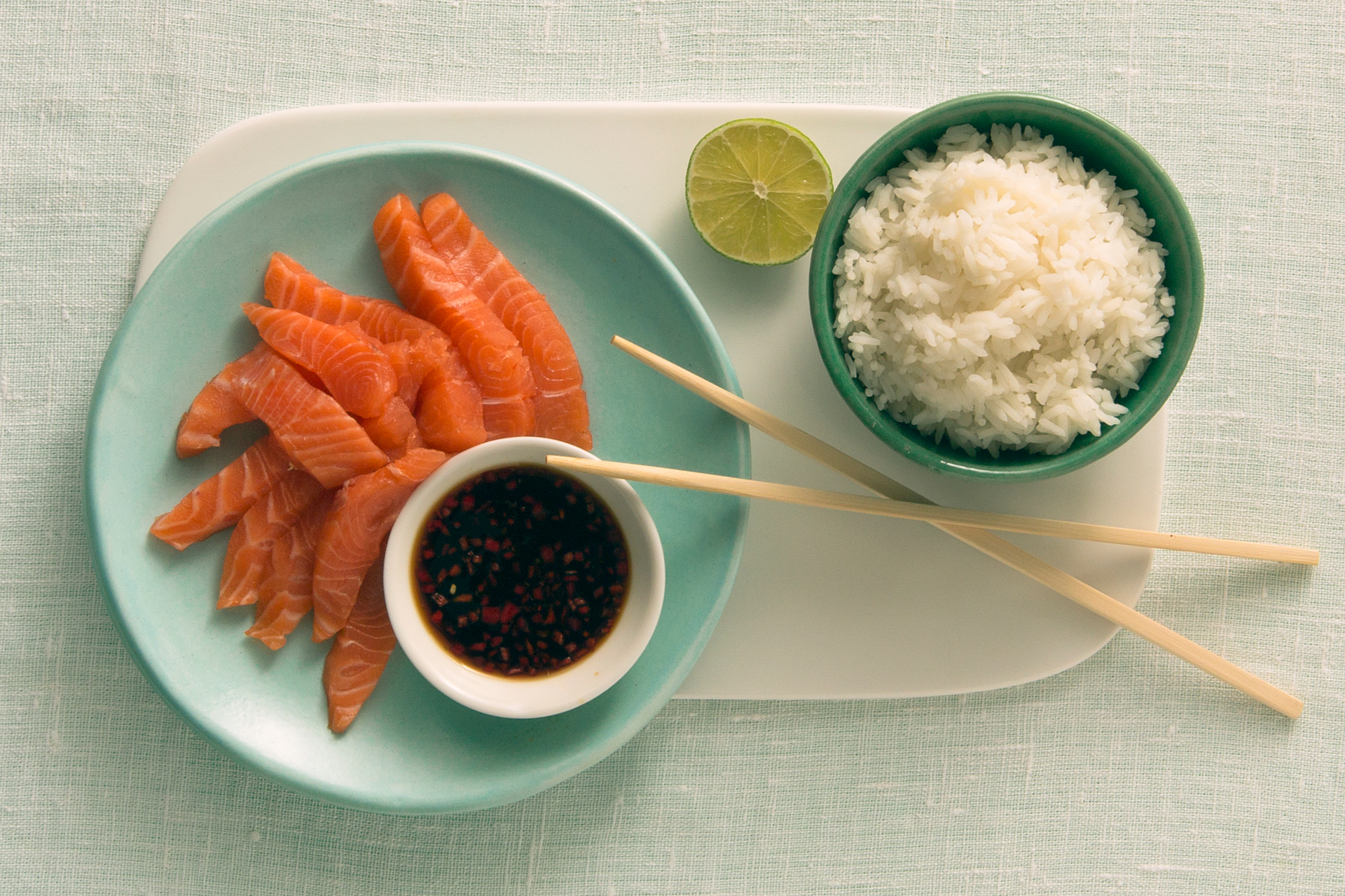 Sashimi av laks med spennende saus