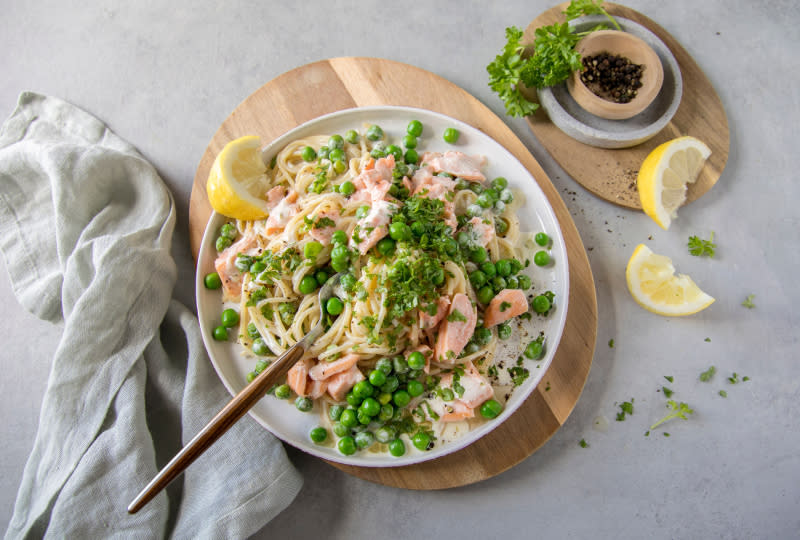 Kremet pasta med laks og erter