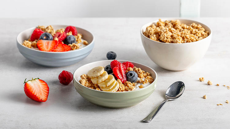 Yoghurt og müsli gir en sunn start på dagen før trening