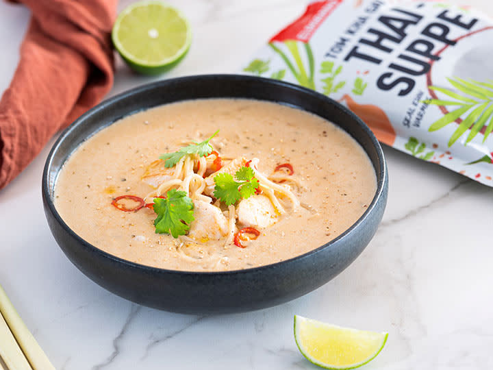 Tom-Kha-Gai-suppe-med-eggnudler-og-stekt-kylling.jpg