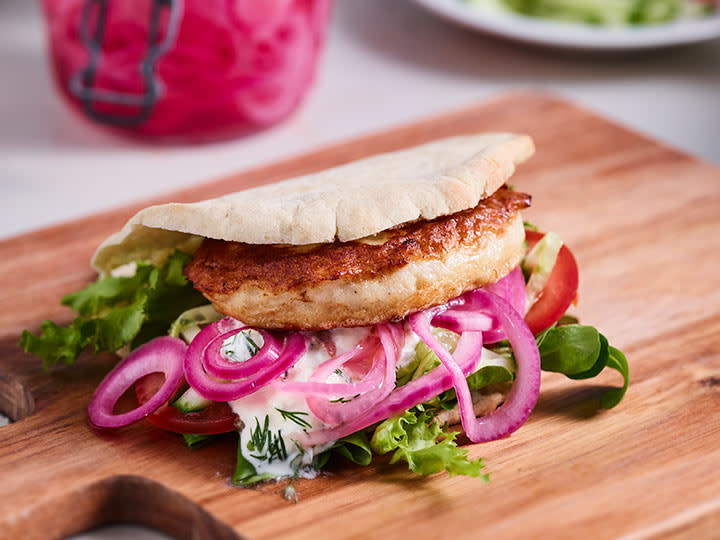 Grov fiskeburger i pitabrød